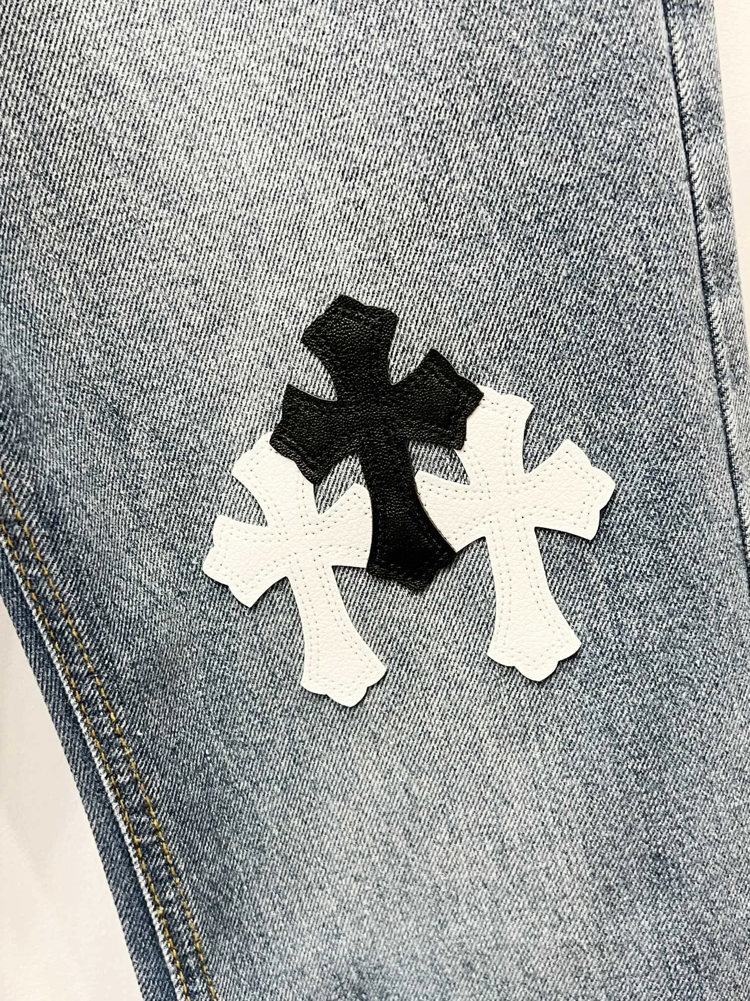 P260 Style number: (K530) Chrome Hearts & CH city limited series Sanskrit cross patch leather jeans, black and white color matching - Chengdu "chengdu" jeans catering to the hometown of Chengdu giant pandas. The finished products need to be washed and then disassembled and hand-stitched with sheepskin cross leather and then spliced ​​together to complete. The whole piece has too many processes to explain. The texture can be seen in the hand, and it looks good. The styles with different washed textures are very friendly to people with thin legs and thick legs. The straight version is very flattering to the leg shape. The moderate length is timeless and can be matched easily and casually. It is the basic styling foundation for various styles and is a must-have in the wardrobe! The fabric is stiff but also makes the upper body soft without losing texture. The washing process is even more perfect. It is a must-have item for everyone! ! ! Washed wheat, hang tag, pants label, three labels are complete, the upper body effect is particularly stiff and stylish, super stylish, the same style for men and women - Color: blue and black Size: 28 30 32 34